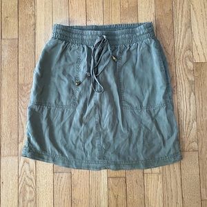 Olive green skirt. Size S